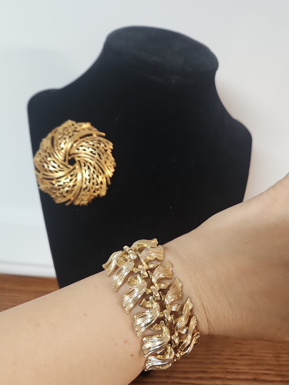 LISNER Signed Bracelet And Brooch- Elegant Women's Jewelry